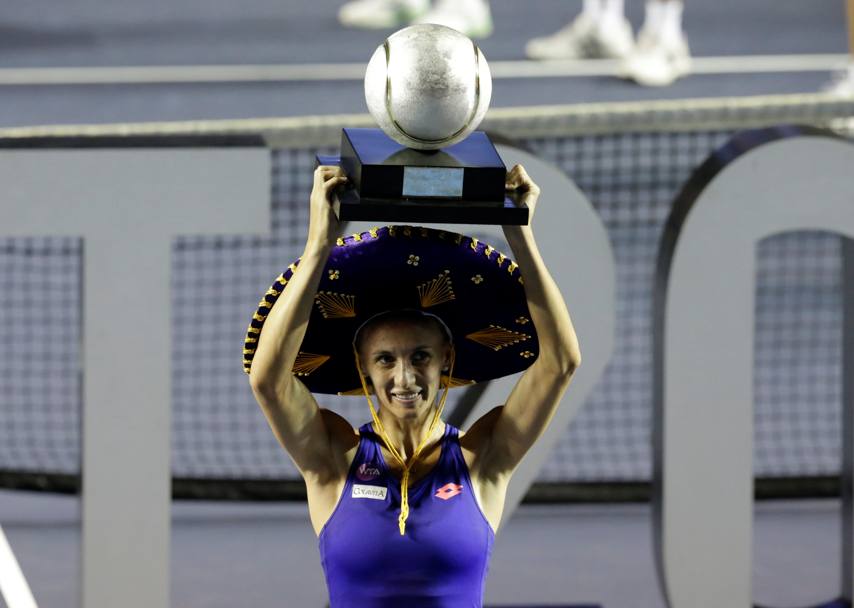 Esultanza sul podio con tanto di sombrero per l’ucraina Lesia Tsurenko, vincitrice del torneo di Acapulco (Reuters)